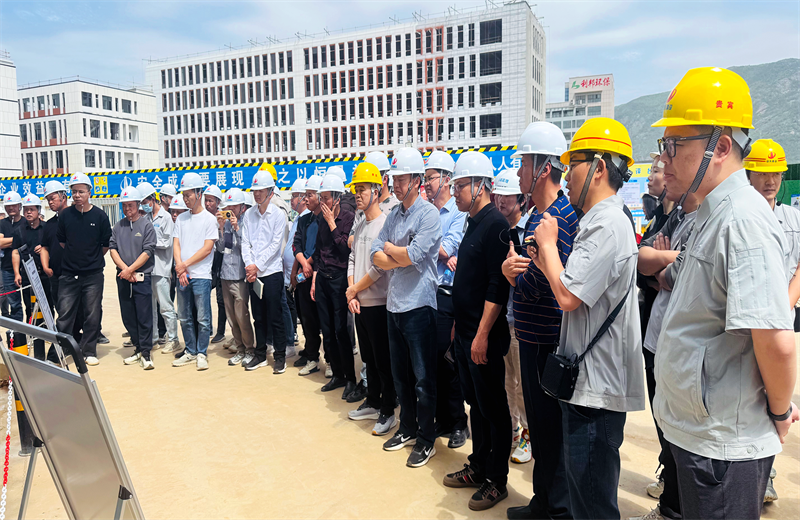 2025年4月17日，由莆田市涵江区住房和城乡建设局主办、尊龙时凯三建承办的钢筋安装工程质量防控现场交流会在联东U谷·涵江海峡智造产业谷一期成功召开。